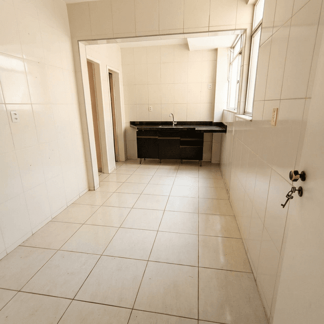 Cozinha ampla com móveis planejados